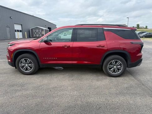 Used 2025 Chevrolet Traverse LT w/ Driver Confidence Package FWD image 4