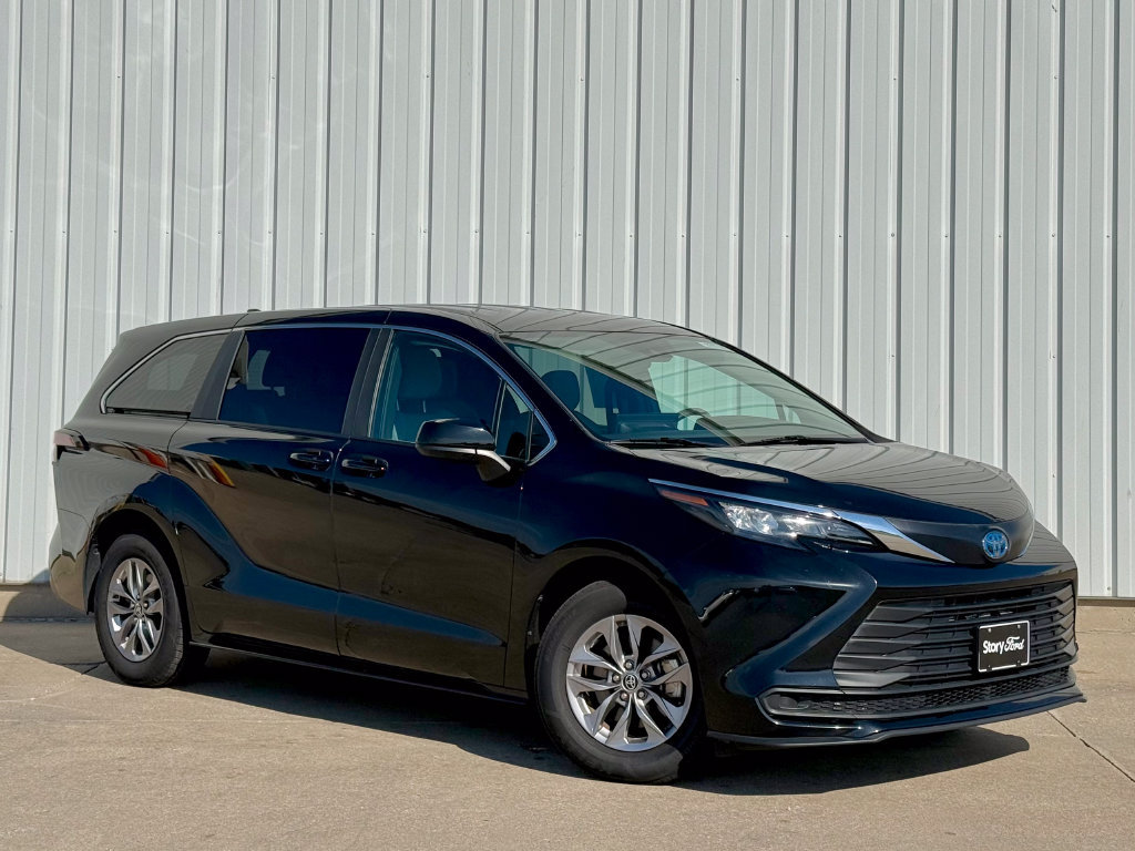 Used 2025 Toyota Sienna LE FWD image 8