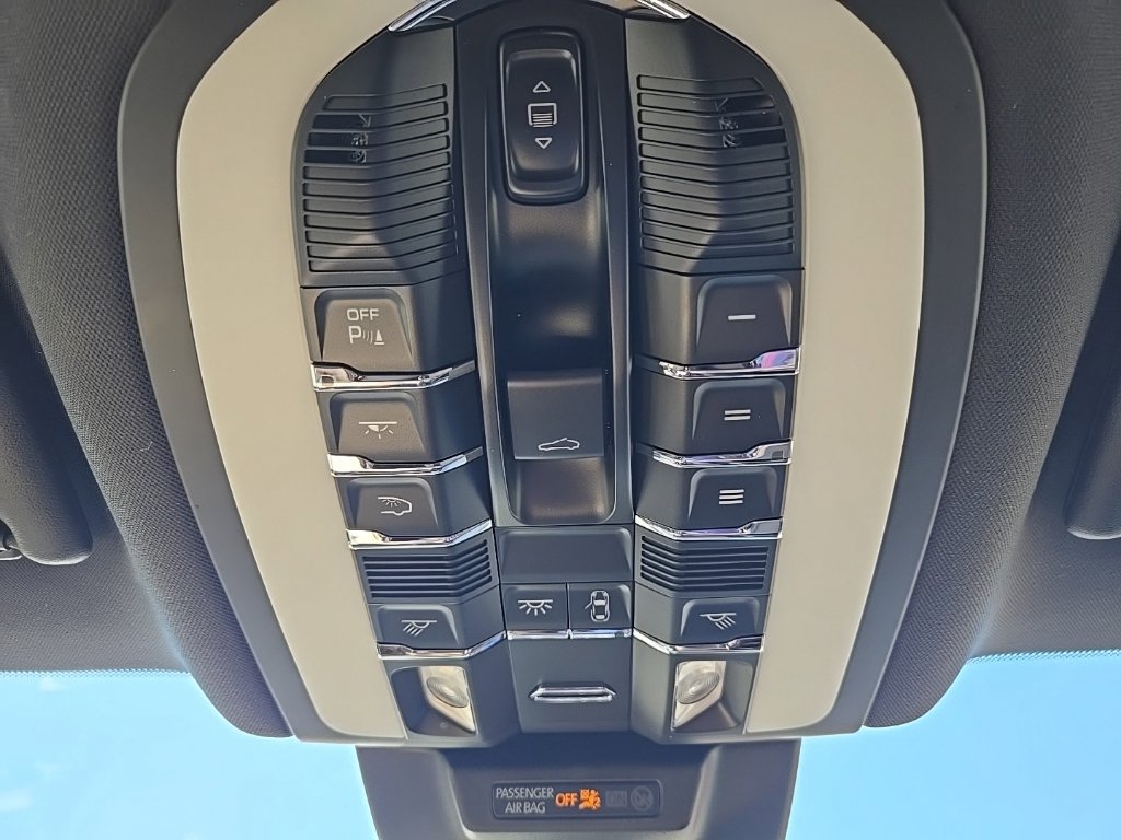 Used 2023 Porsche Macan AWD/4WD image 33