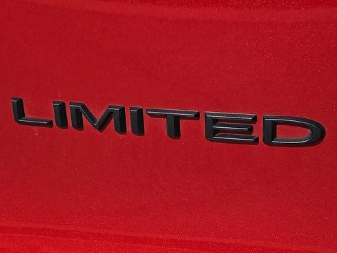 Used 2025 Chrysler Pacifica Limited image 9