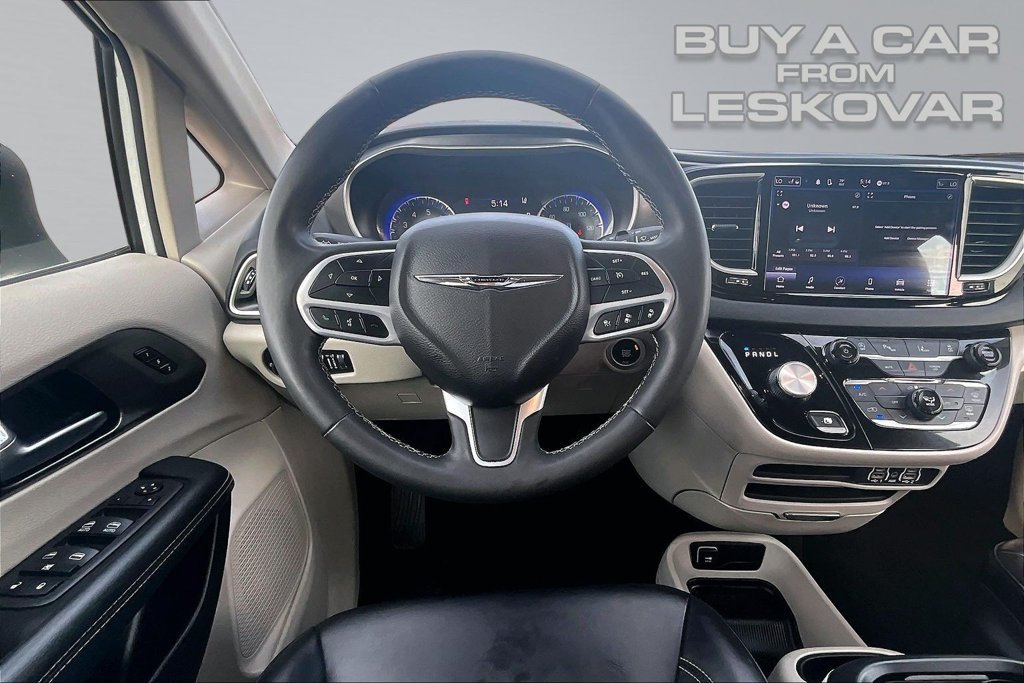 Used 2023 Chrysler Pacifica Touring-L FWD image 5