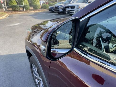 Used 2019 Toyota Highlander XLE image 24