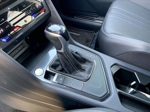 Used 2022 Volkswagen Tiguan SE R-Line image 17