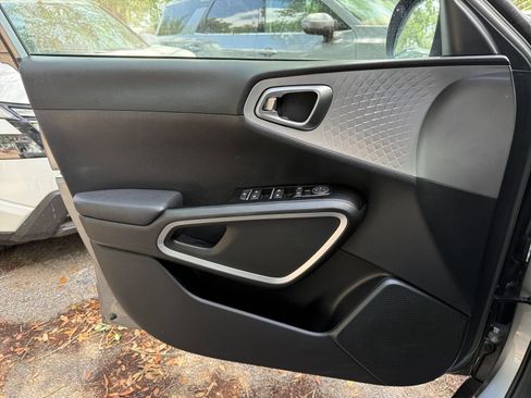Used 2025 Kia Soul LX w/ LX Technology Package FWD image 20