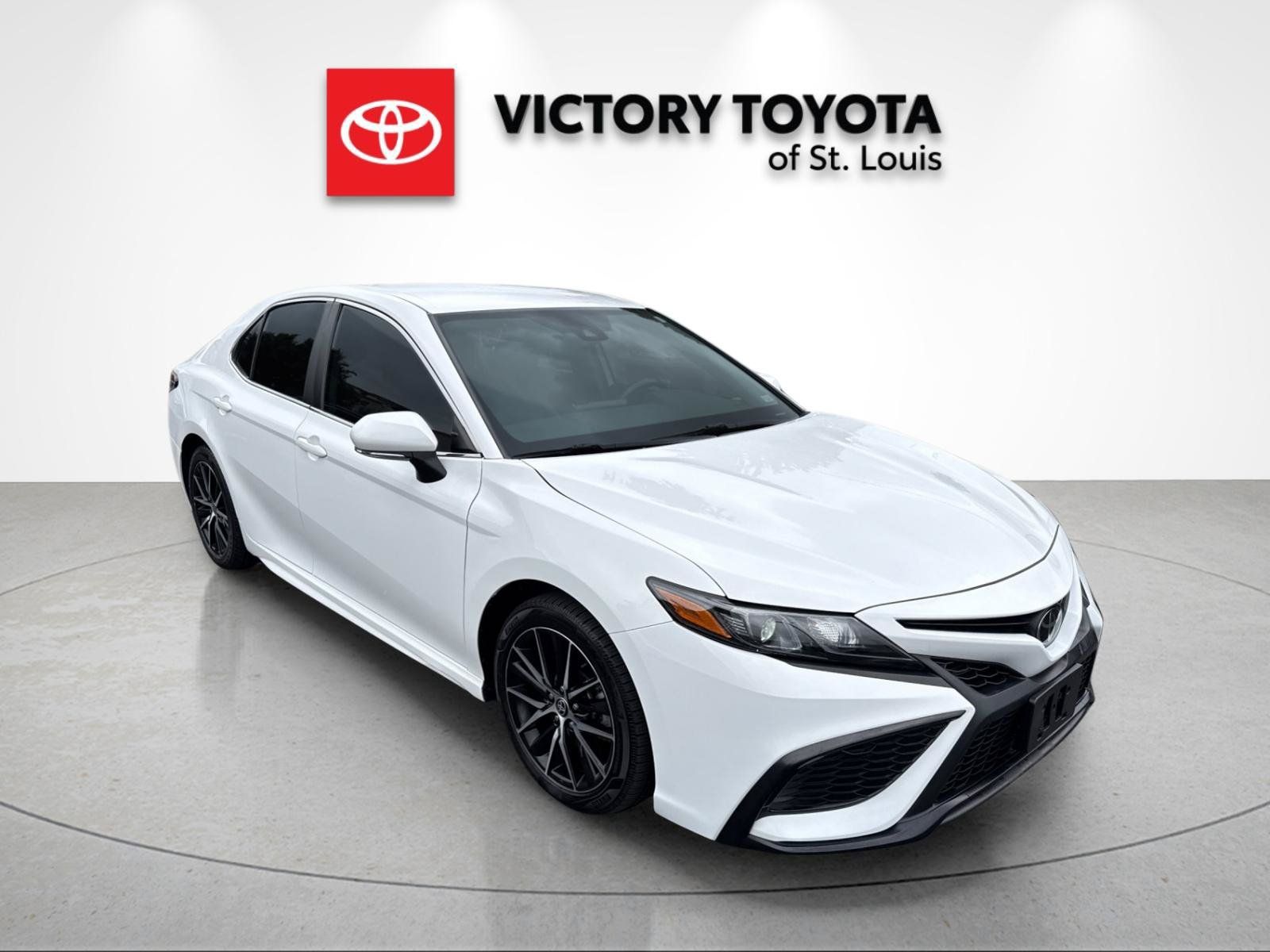 Used 2023 Toyota Camry SE FWD image 1