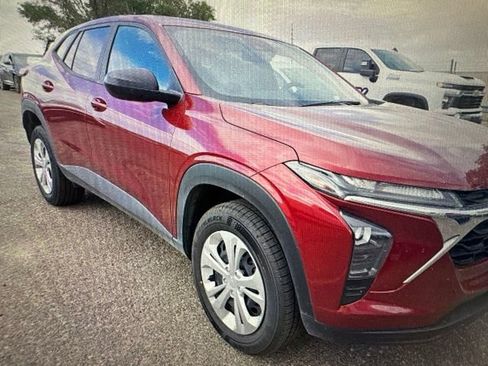 Used 2025 Chevrolet Trax LS FWD image 1
