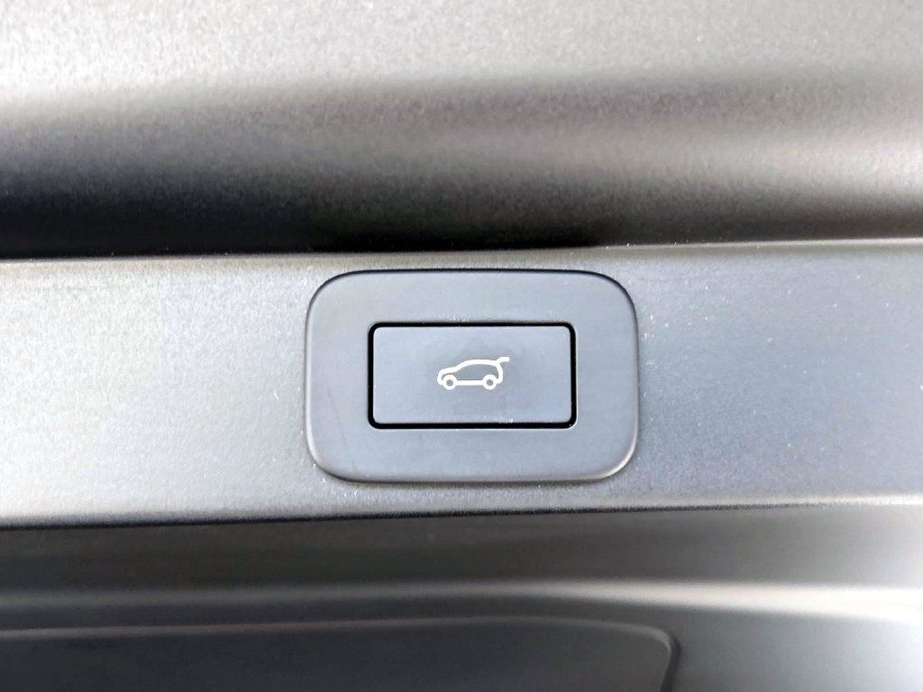 Used 2025 Land Rover Range Rover SE AWD/4WD image 12