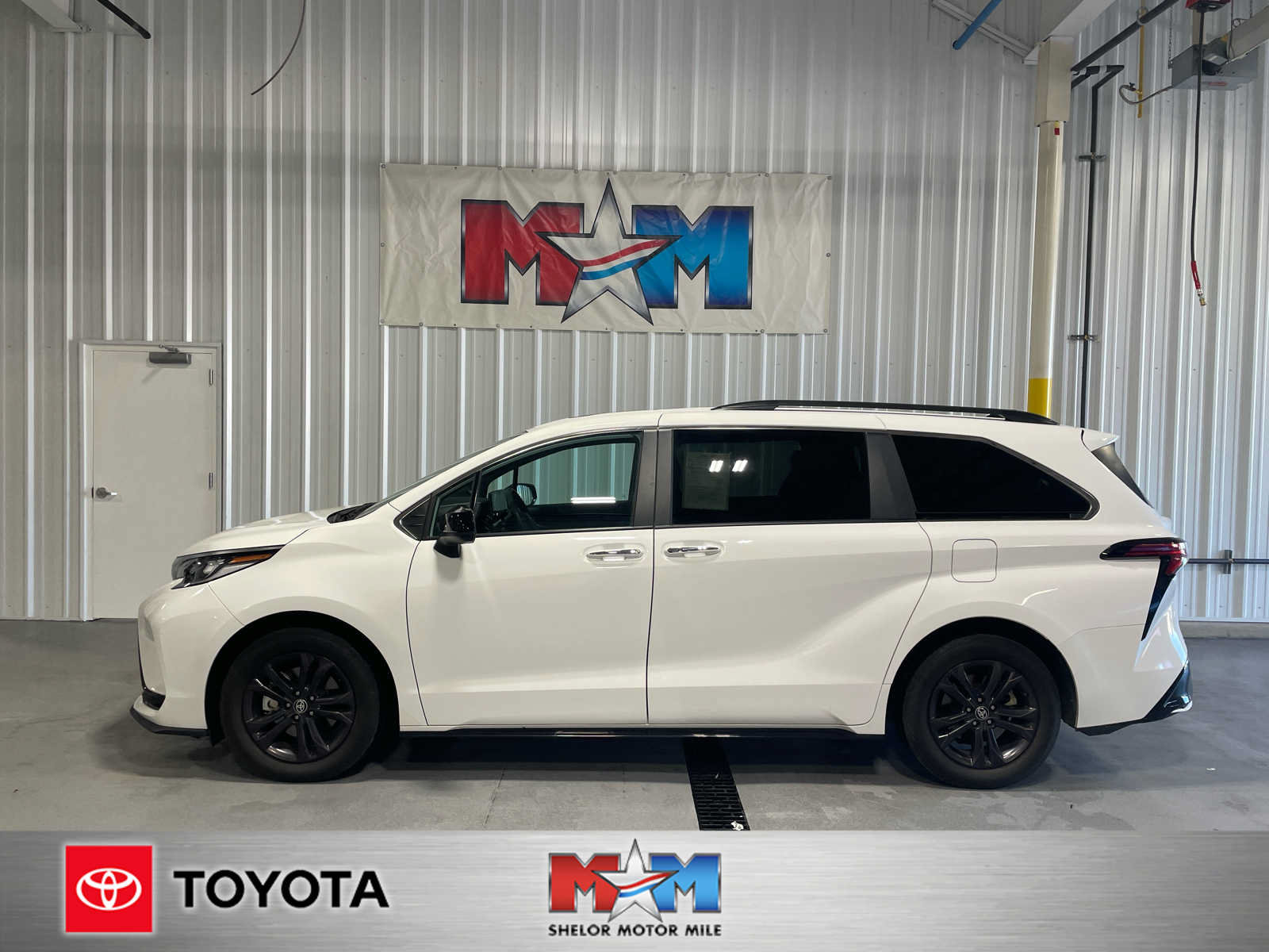 Used 2024 Toyota Sienna XSE w/ XSE Plus Package AWD/4WD image 1
