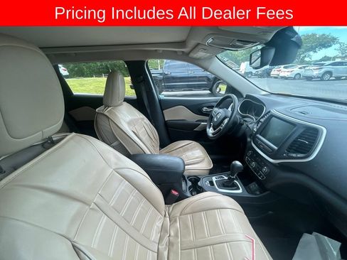 Used 2017 Jeep Cherokee Limited w/ Luxury Group FWD image 4
