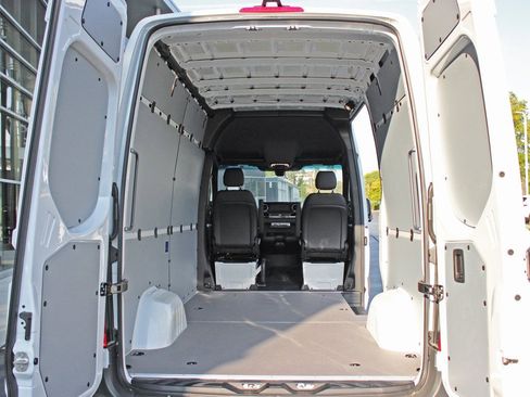 Used 2025 Mercedes-Benz Sprinter 2500 image 5