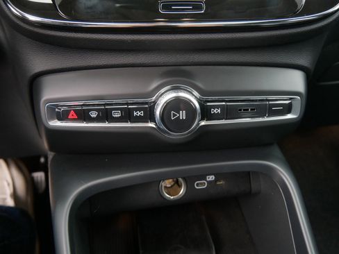 Certified 2025 Volvo XC40 B5 Plus AWD/4WD image 21