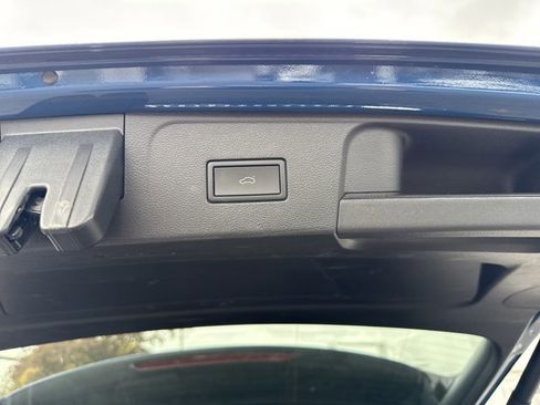 Used 2025 Volkswagen Atlas SE w/ Black Wheel Package image 32