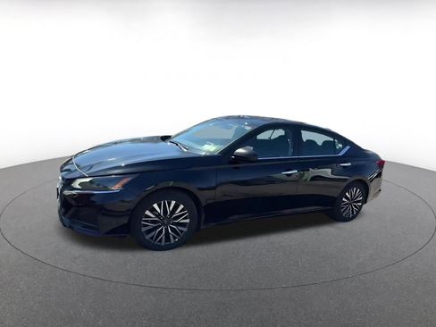 Used 2025 Nissan Altima 2.5 SV image 8