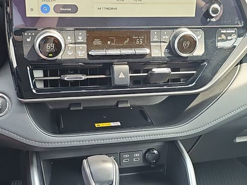 Used 2023 Toyota Highlander XLE FWD image 7
