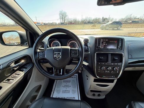 Used 2017 Dodge Grand Caravan SXT image 13