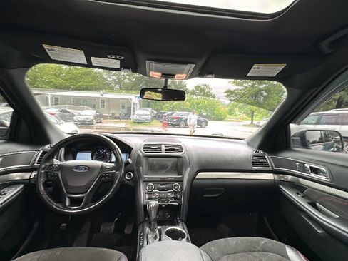 Used 2018 Ford Explorer XLT w/ Equipment Group 202A AWD/4WD image 8