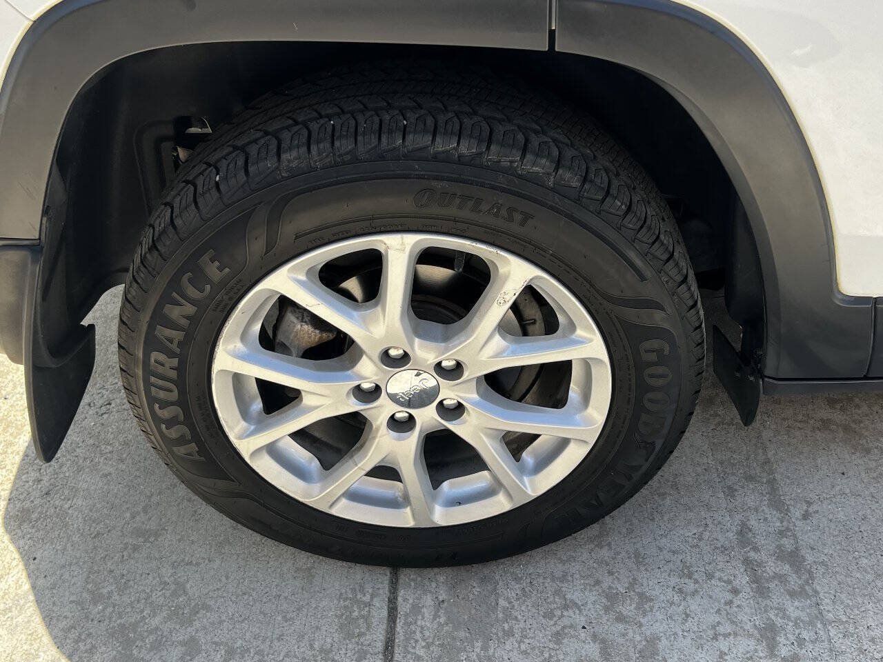 Used 2017 Jeep Cherokee Latitude w/ Comfort & Sound Group FWD image 10