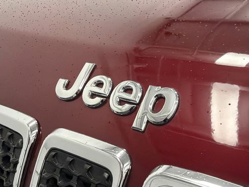 Used 2019 Jeep Cherokee Latitude Plus w/ Comfort/Convenience Group image 12