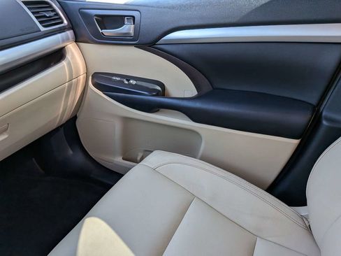 Used 2018 Toyota Highlander XLE FWD image 17