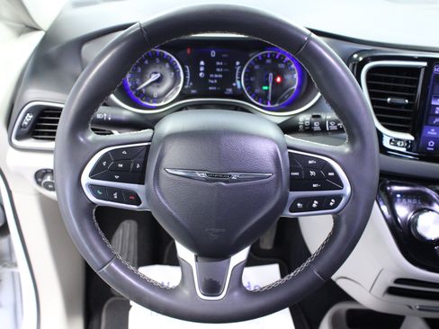 Used 2022 Chrysler Pacifica Touring-L FWD image 18