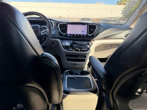 Used 2024 Chrysler Pacifica Touring-L image 28