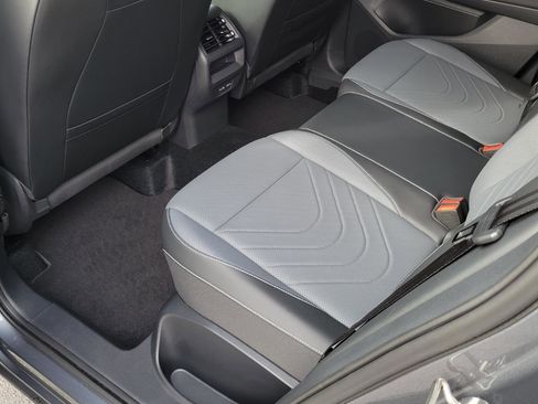 Certified 2025 Volkswagen Tiguan SE image 34