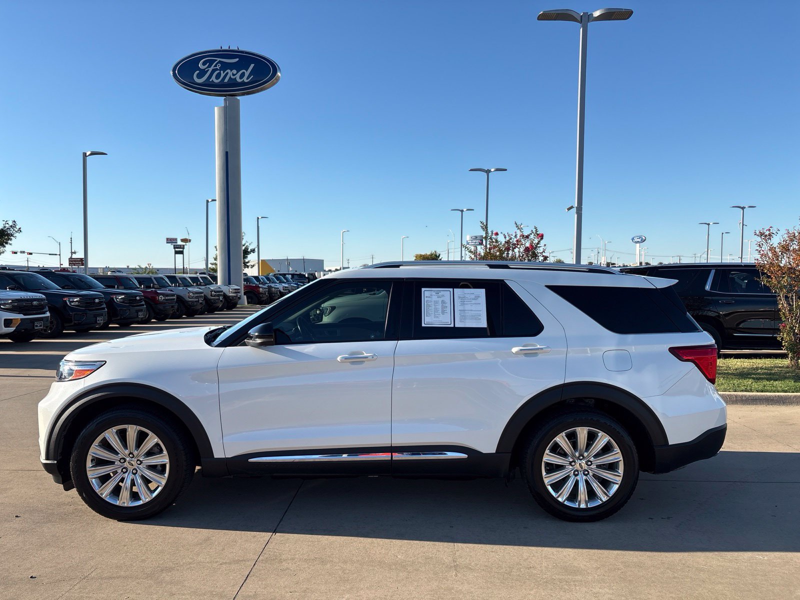 Used 2021 Ford Explorer Limited w/ Equipment Group 301A RWD image 2