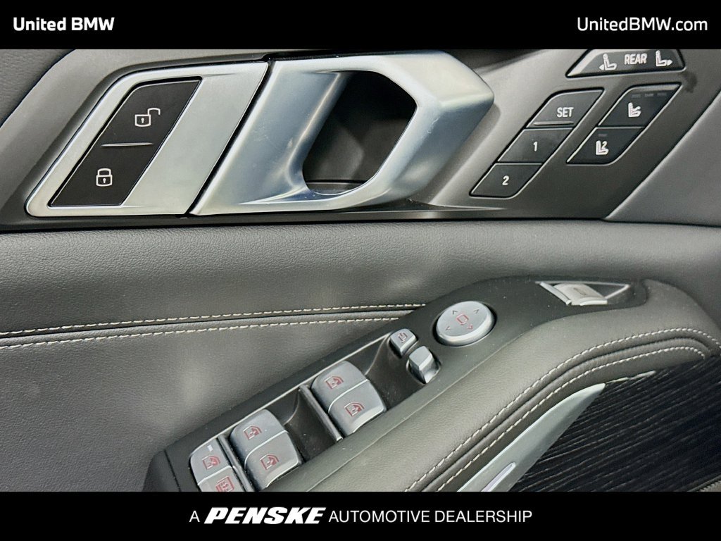 Used 2025 BMW X7 M60i AWD/4WD image 3