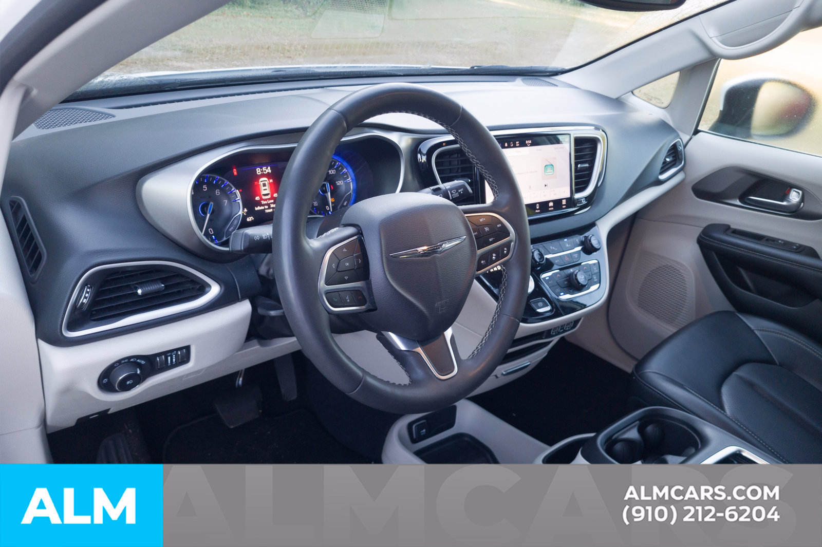 Used 2023 Chrysler Pacifica Touring-L FWD image 5