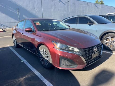 Used 2023 Nissan Altima 2.5 SV FWD image 2