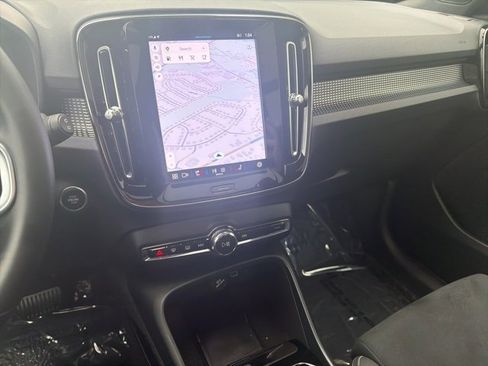 Certified 2025 Volvo XC40 B5 Plus image 21