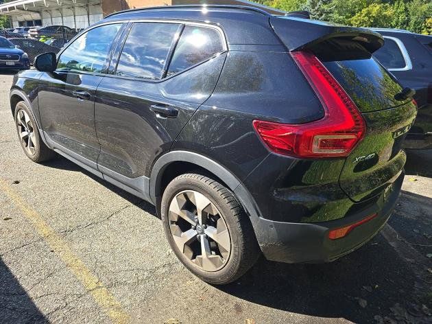 Used 2025 Volvo XC40 B5 Plus AWD/4WD image 3