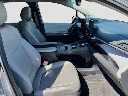 Used 2025 Toyota Sienna XLE w/ XLE Plus Package FWD image 28