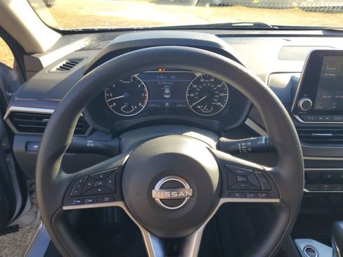 Used 2024 Nissan Altima 2.5 SV image 18