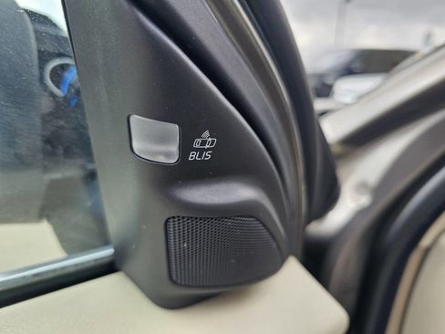 Used 2010 Volvo XC70 T6 image 11