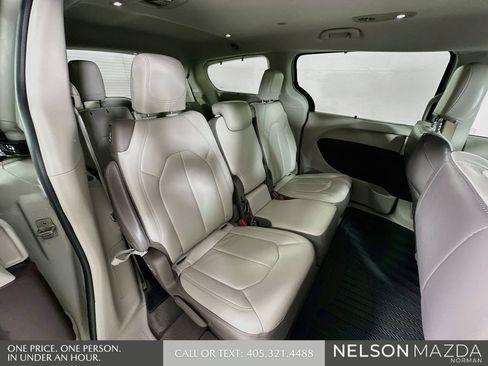 Used 2017 Chrysler Pacifica Touring-L FWD image 29
