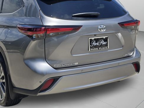 Used 2025 Toyota Highlander Limited AWD/4WD image 40