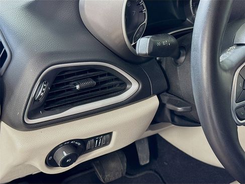 Used 2022 Chrysler Pacifica Touring-L image 11