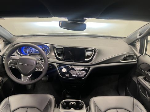 New 2026 Chrysler Pacifica Select image 12