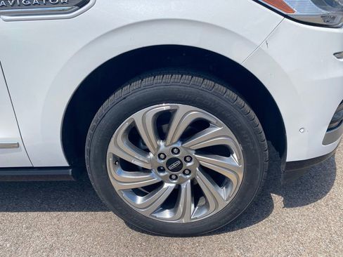 Used 2024 Lincoln Navigator Premiere AWD/4WD image 6