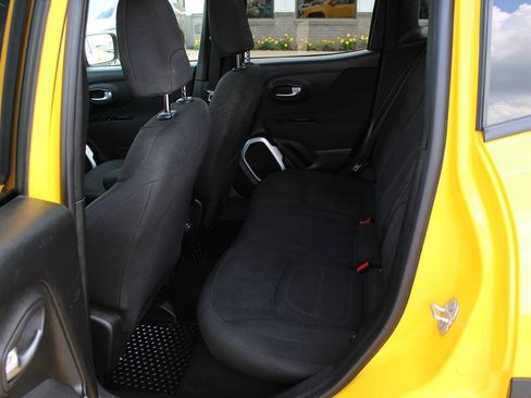 Used 2018 Jeep Renegade Latitude w/ Safety & Security Group AWD/4WD image 9