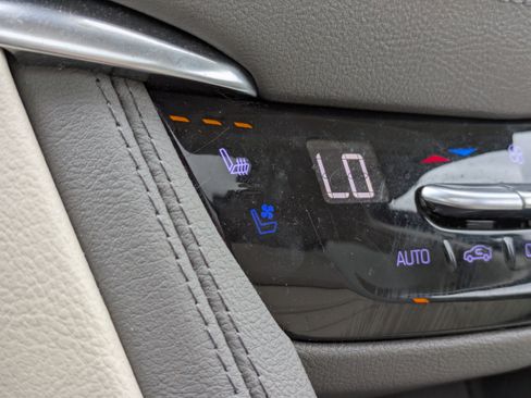 Used 2022 Cadillac XT5 Premium Luxury w/ Technology Package image 14