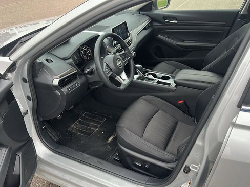 Used 2024 Nissan Altima 2.5 SV image 8