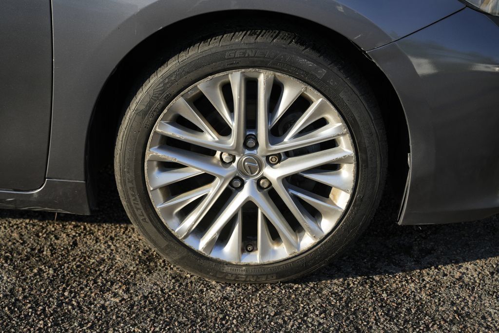 Used 2015 Lexus ES 350 w/ Ultra Luxury Package FWD image 14