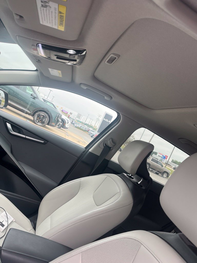 Used 2023 Kia Niro EX Touring FWD image 8