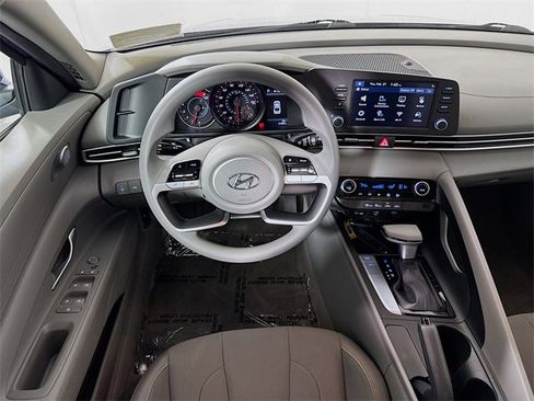Used 2022 Hyundai Elantra SEL image 18
