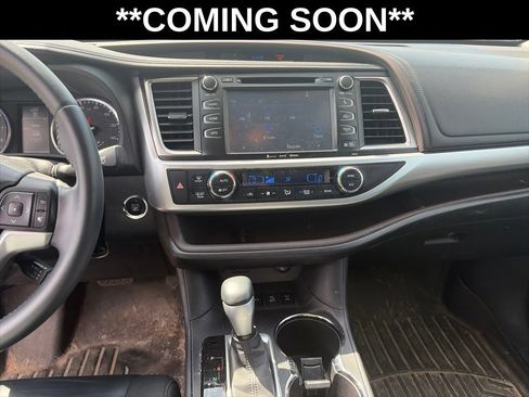 Used 2016 Toyota Highlander XLE AWD/4WD image 12