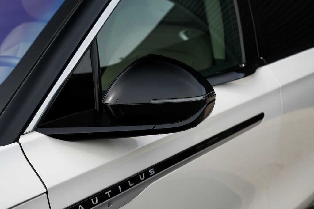 Used 2025 Lincoln Nautilus Premier AWD/4WD image 9