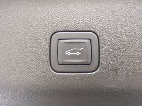 Used 2025 Chevrolet Suburban Z71 image 15