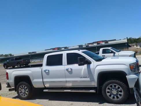 Used 2015 GMC Sierra 2500 Denali w/ Duramax Plus Package AWD/4WD image 4